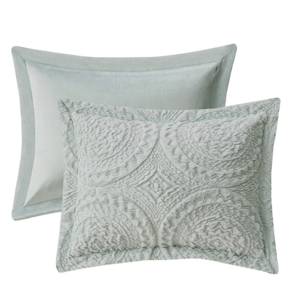 New Madison Park Arya Medallion Ultra Plush Set of Two Pillowcases - Picture 2 of 6